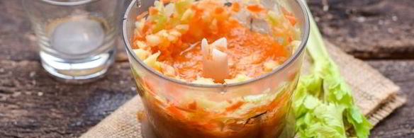 смузи из сельдерея с апельсиновым соком, морковью и яблоком