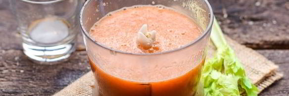 смузи из сельдерея с апельсиновым соком, морковью и яблоком