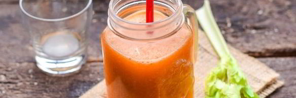 смузи из сельдерея с апельсиновым соком, морковью и яблоком