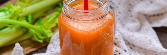смузи из сельдерея с апельсиновым соком, морковью и яблоком