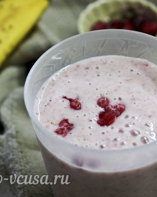 Смузи с малиной и бананом
