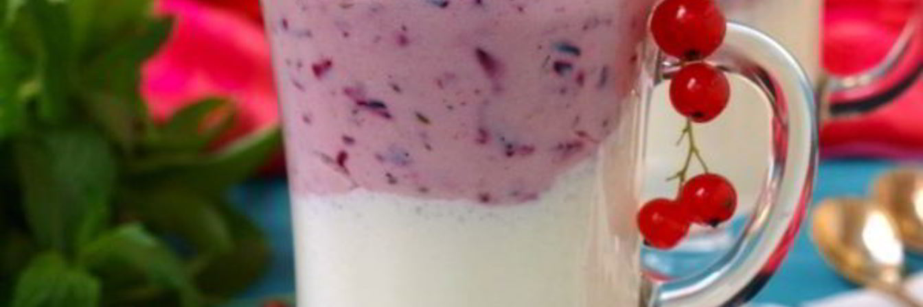 Смузи с творогом и черной смородиной