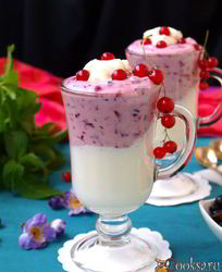 Смузи с творогом и черной смородиной