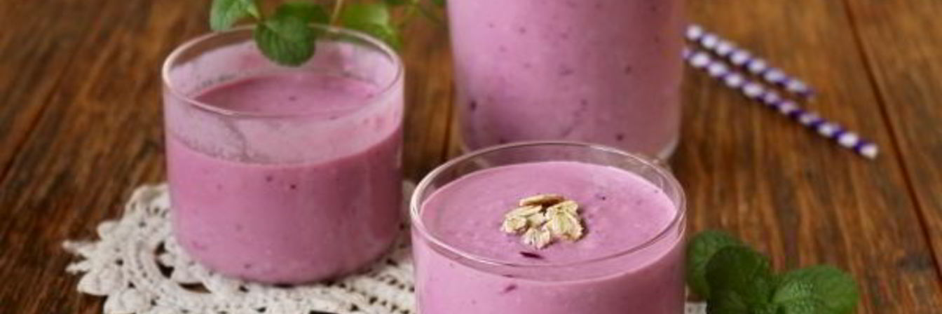 Смузи с творогом, овсянкой и смородиной