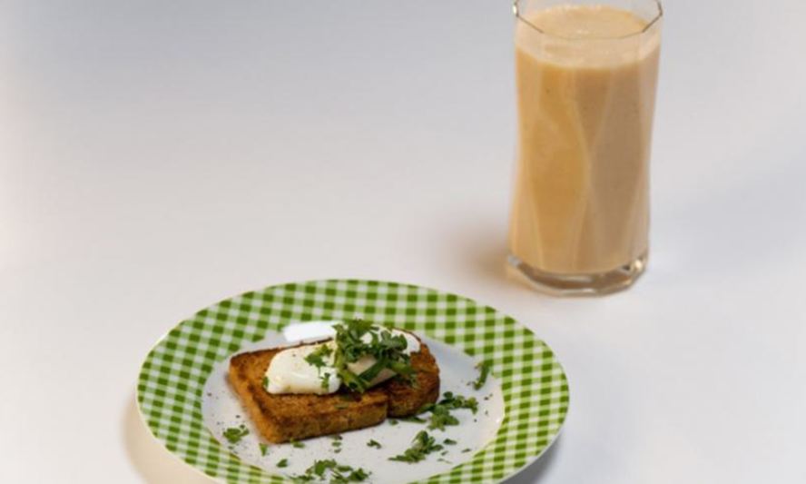 Рецепт цитрусового смузи и тост с яйцом пашот