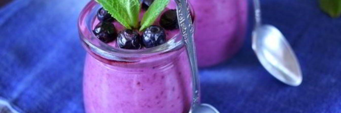 Творожный смузи с черникой и простоквашей
