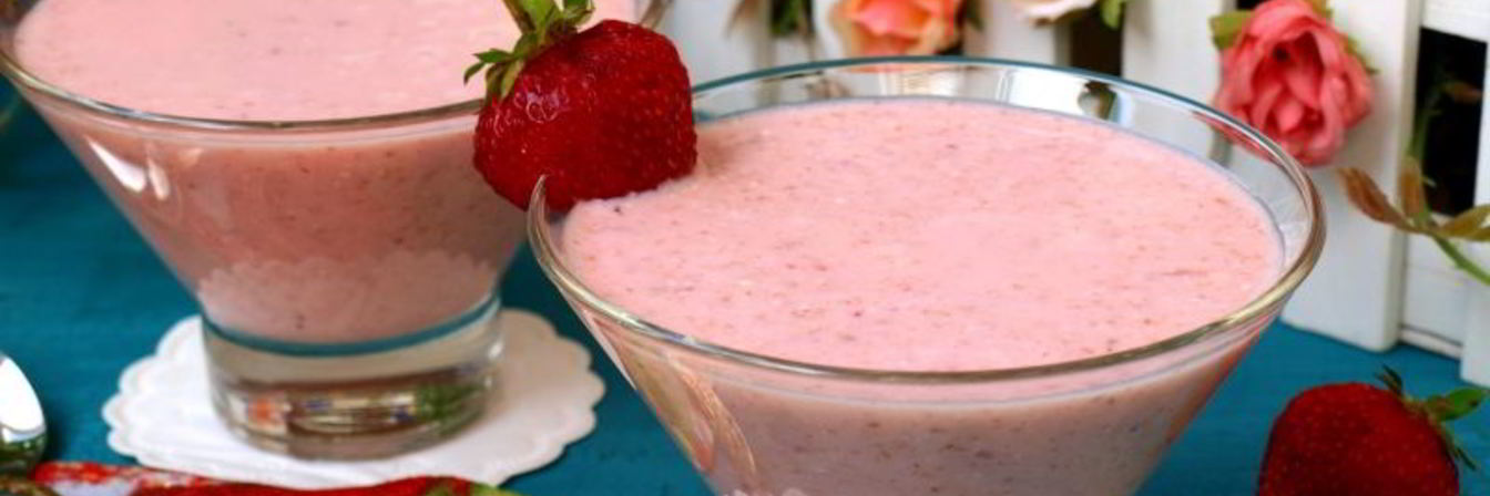 Творожный смузи с клубникой и бананом