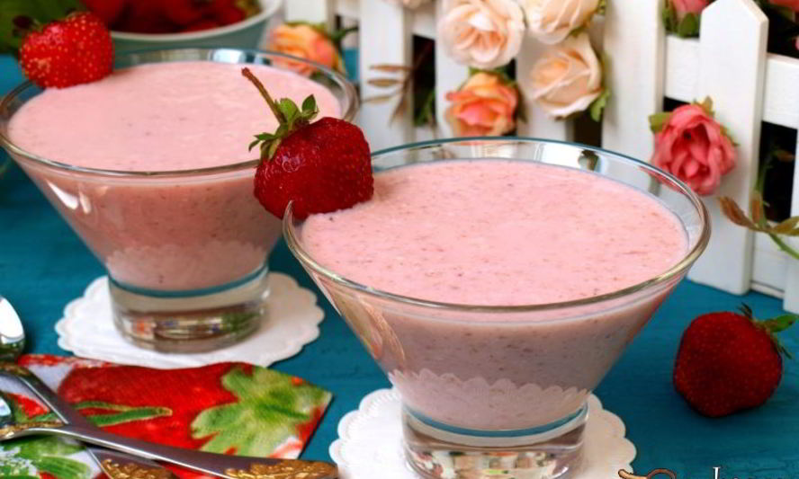 Рецепт творожного смузи с клубникой и бананом