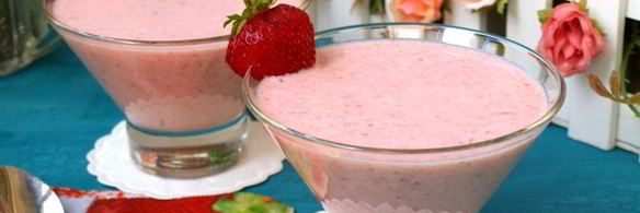 творожный смузи с клубникой и бананом