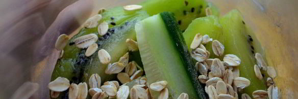 зеленый смузи с киви и огурцом