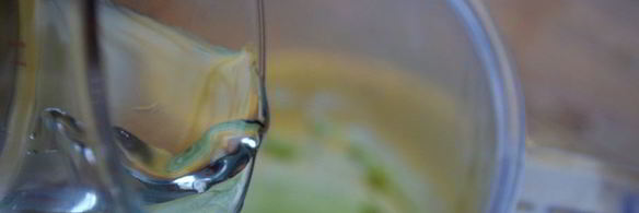 зеленый смузи с киви и огурцом