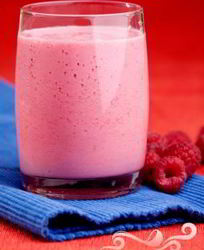 Витаминный напиток из малины и лайма