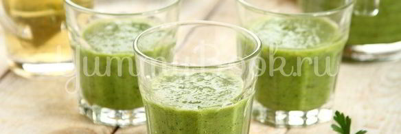 здоровый коктейль с петрушкой