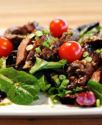 Горячий салат с говядиной