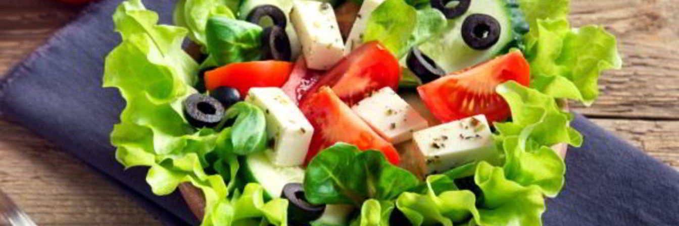 Греческий салат с брынзой по-домашнему