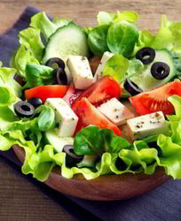 Греческий салат с брынзой по-домашнему