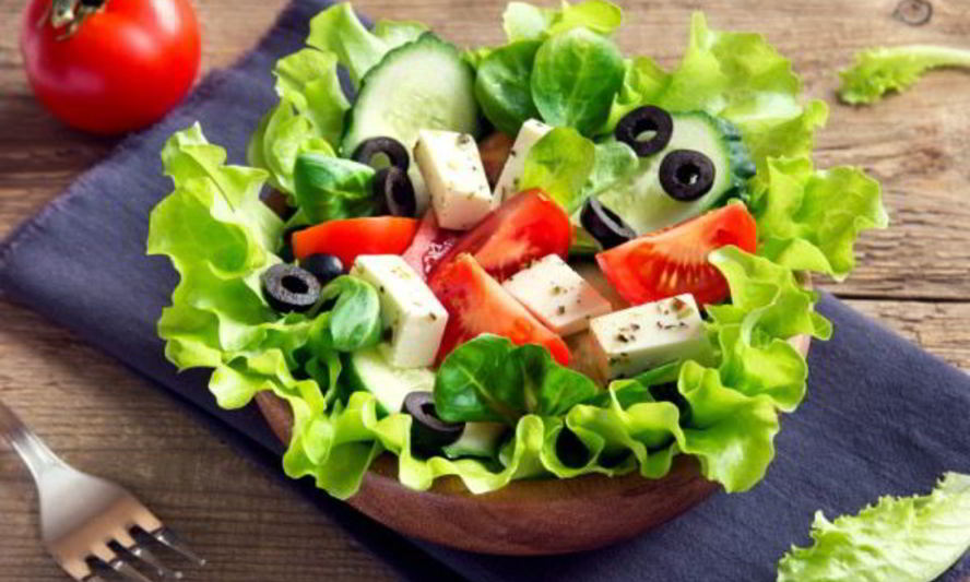 Рецепт греческого салата с брынзой по-домашнему