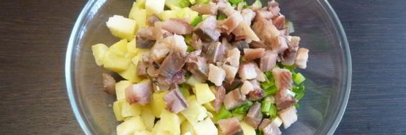 картофельный салат с копченой рыбой