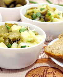 Картофельный салат с зеленым горошком