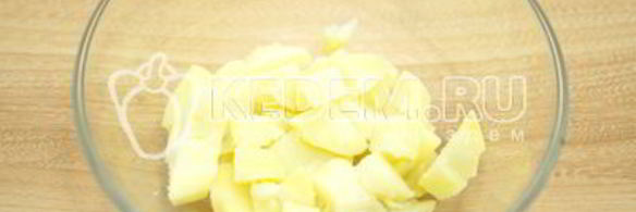 картофельный салат с зеленым горошком