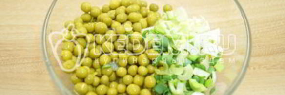картофельный салат с зеленым горошком