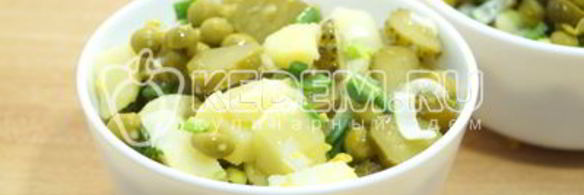 картофельный салат с зеленым горошком