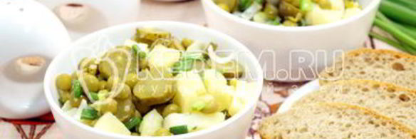 картофельный салат с зеленым горошком