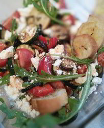 Хлебный салат с антипасти и фетой