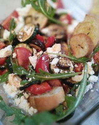 Хлебный салат с антипасти и фетой