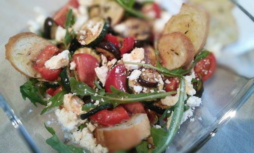 Рецепт хлебного салата с антипасти и фетой