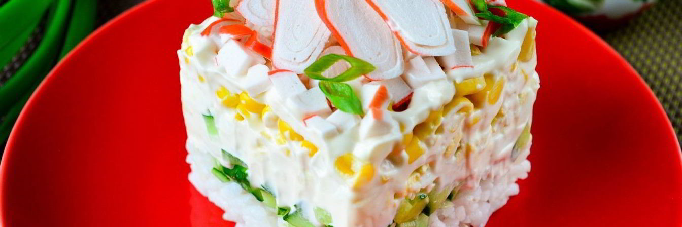 Крабовый салат с рисом, яйцом и огурцом