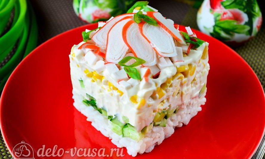 Рецепт крабового салата с рисом, яйцом и огурцом