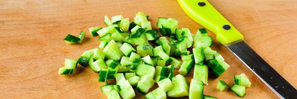 крабовый салат с рисом, яйцом и огурцом