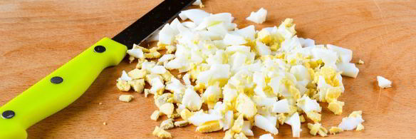 крабовый салат с рисом, яйцом и огурцом