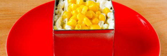 крабовый салат с рисом, яйцом и огурцом