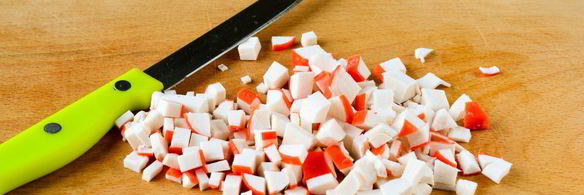 крабовый салат с рисом, яйцом и огурцом