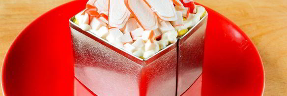 крабовый салат с рисом, яйцом и огурцом