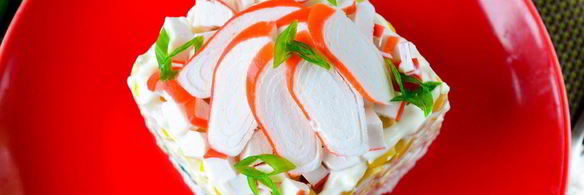 крабовый салат с рисом, яйцом и огурцом