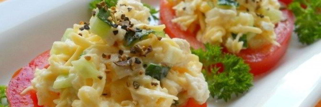 Куриный салат на помидорах