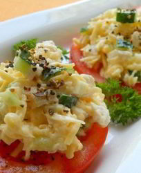 Куриный салат на помидорах