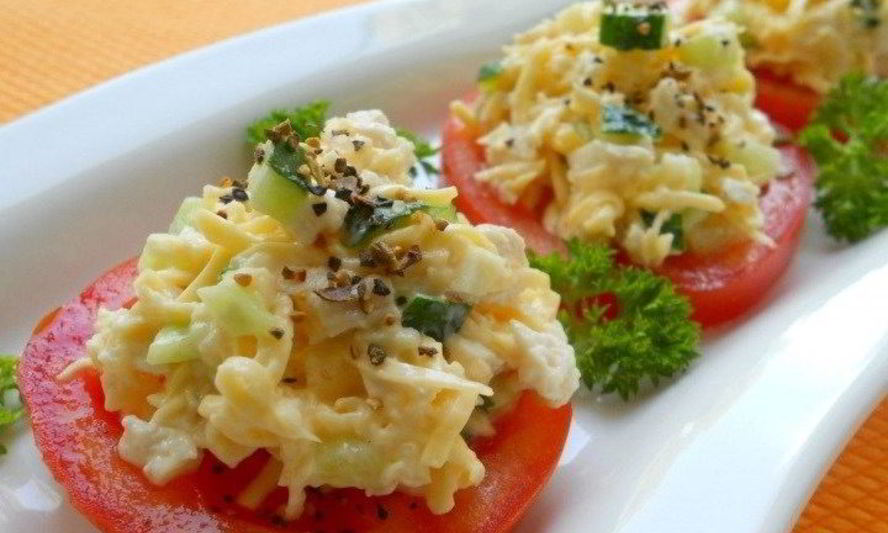 Рецепт куриного салата на помидорах