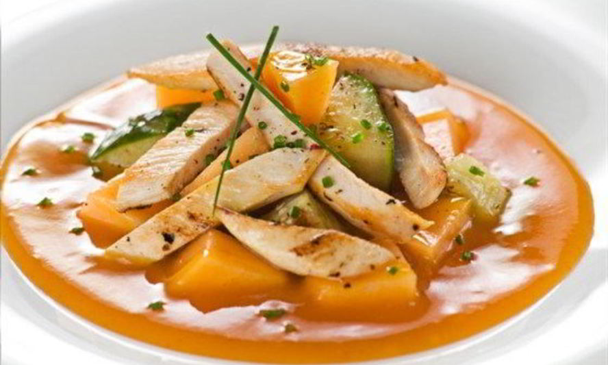 Рецепт куриного салата с дыней и йогуртовой заправкой