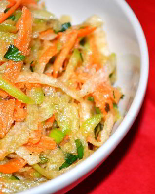 Незатейливый салат с маргеланской редькой