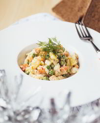 Оливье с ароматной куриной грудкой