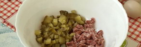 оливье с колбасой и корейской морковью