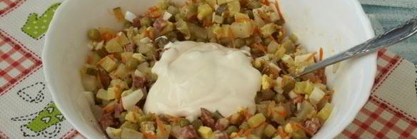 оливье с колбасой и корейской морковью