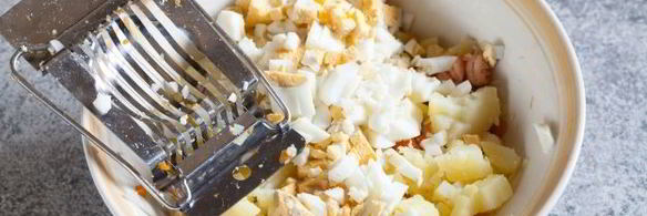 оливье с раковыми шейками