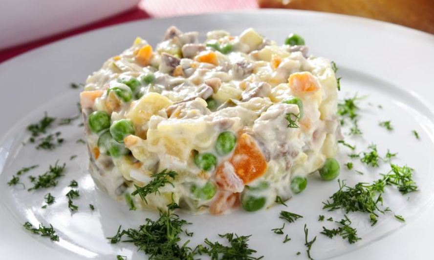 Рецепт салата оливье с говядиной и свежими огурцами