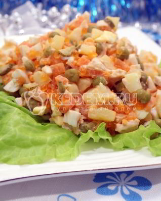 Салат Оливье с курицей и икорной закуской