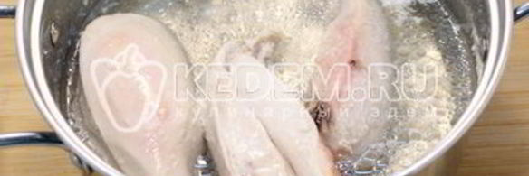 салат оливье с курицей и икорной закуской